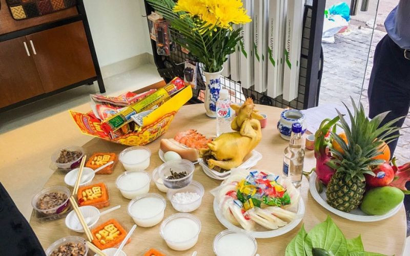 Thực hiện nghi lễ cúng gia tiên trong lễ cúng rằm tháng 7 âm lịch tại bàn thờ gia đình