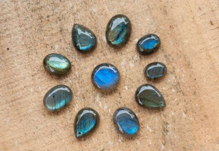 Tổng hợp các màu sắc của đá labradorite, phù hợp với mọi bản mệnh trong ngũ hành.