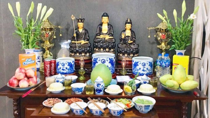 Tổng thể mâm cúng Rằm tháng 7 với đầy đủ lễ vật chay mặn và hoa quả tươi