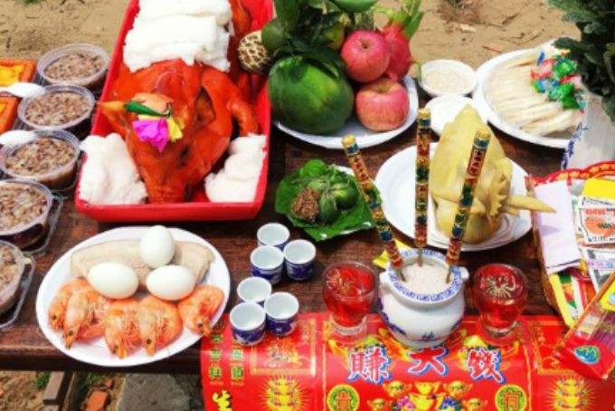 Trứng cúng bộ tam sên ông địa đã được bóc vỏ cẩn thận