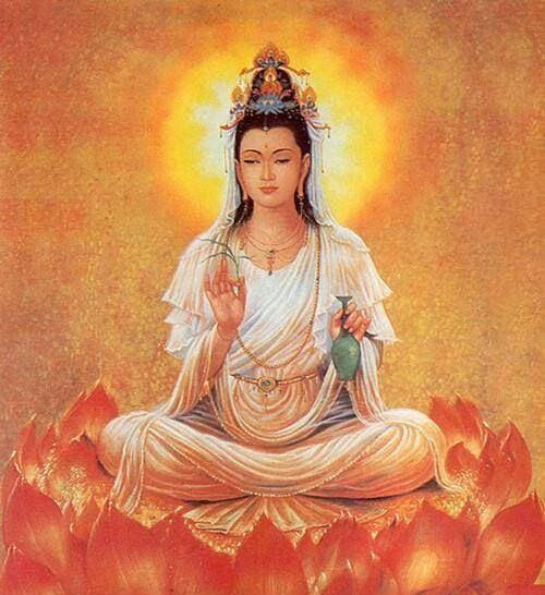 Tượng Bồ Tát linh thiêng tại chùa, nơi tín chủ thành kính văn khấn đầu năm