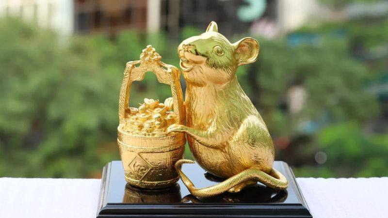 Tượng chuột phong thủy bằng gỗ chiêu tài lộc cho gia chủ Bính Tý