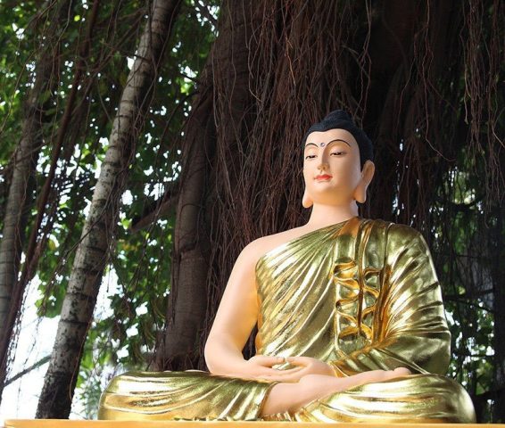 Tượng Quán Thế Âm Bồ Tát ngồi thanh tịnh trên đài sen