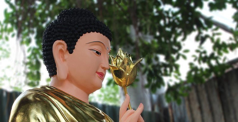 Tượng Quán Thế Âm Bồ Tát trong khu vườn xanh