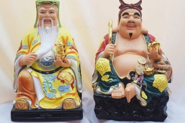 Tượng Thần Tài Thổ Địa đặt trên bàn thờ, chuẩn bị cho văn khấn thần tài ngày rằm