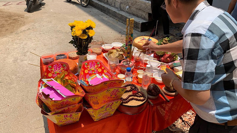 Văn khấn động thổ xây mộ cần được đọc chuẩn xác và trang trọng