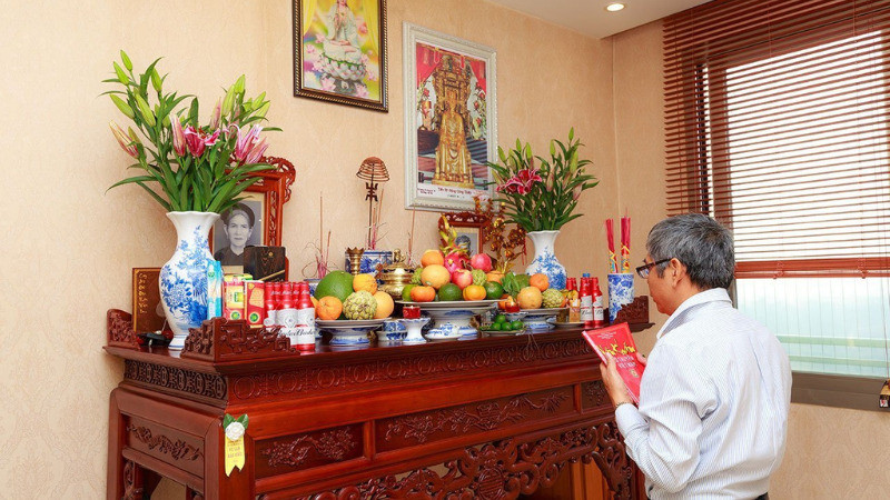 Văn khấn trước khi rút chân hương để bao sái ban thờ