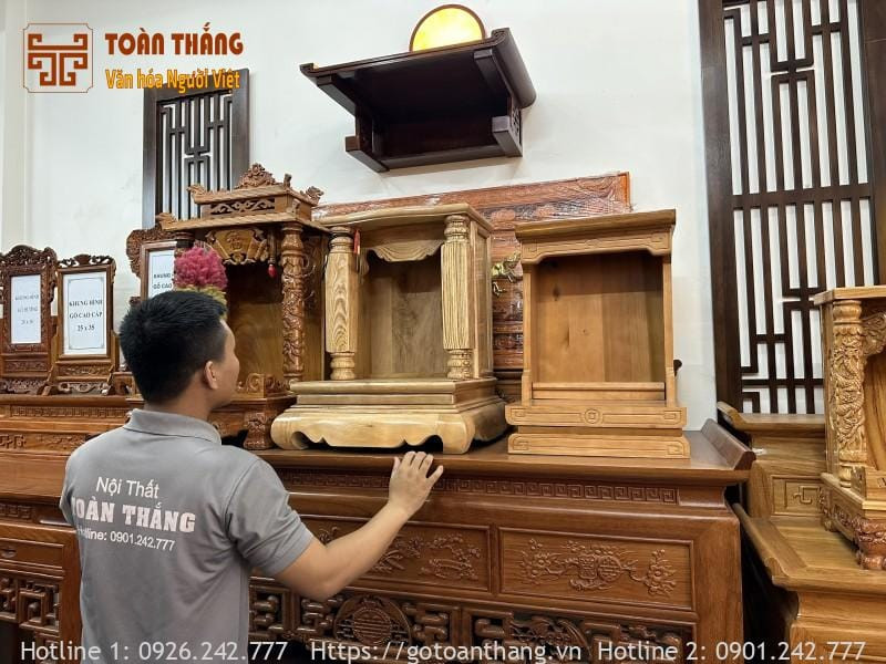 Vệ sinh bàn thờ Thần Tài Thổ Địa trước khi thực hiện văn khấn ngày rằm