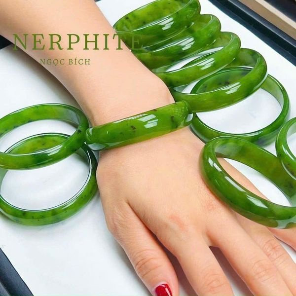 Vòng bản ngọc bích xanh phong thủy giúp điều hòa năng lượng