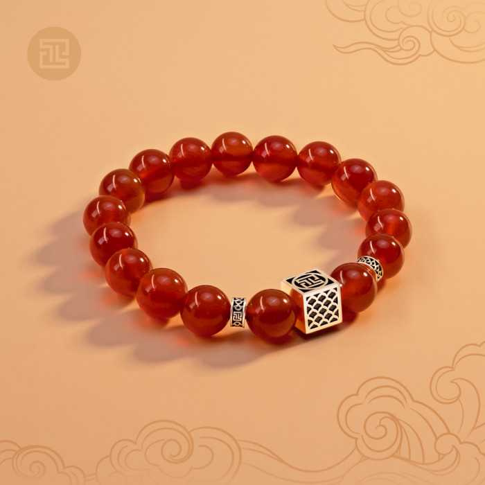 Vòng Mã Não Đỏ với charm Vuông Vảy Rồng, tượng trưng cho sức mạnh và may mắn