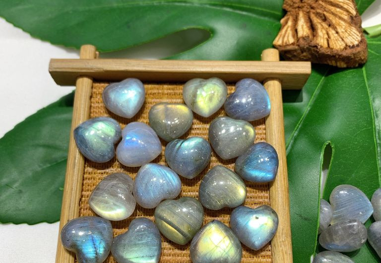 Vòng tay đá labradorite phong thủy, biểu tượng của sức mạnh và năng lượng tích cực.
