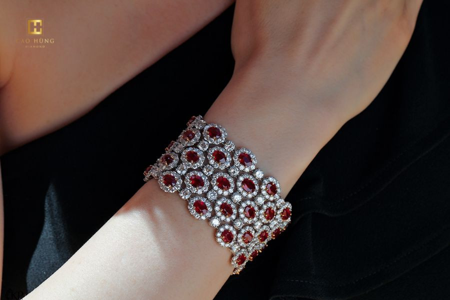 Vòng tay đá ruby tự nhiên với màu đỏ rực rỡ, biểu tượng của tình yêu, tài lộc và bình an trong phong thủy