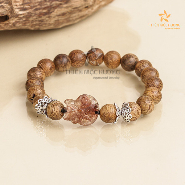 Vòng trầm hương Hồ Ly đá charm thạch anh tóc đỏ cho người sinh 2010