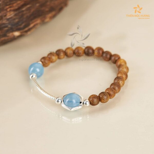 Vòng trầm hương Lục Tú Vân Hà charm Aquamarine hợp mệnh Mộc Canh Dần 2010