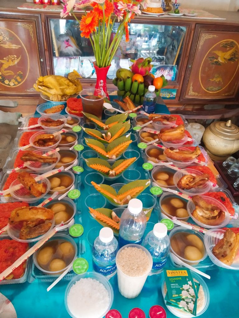 alt text: Mâm cúng đầy tháng với các lễ vật truyền thống, chuẩn bị kỹ lưỡng cho nghi lễ tạ ơn thần linh