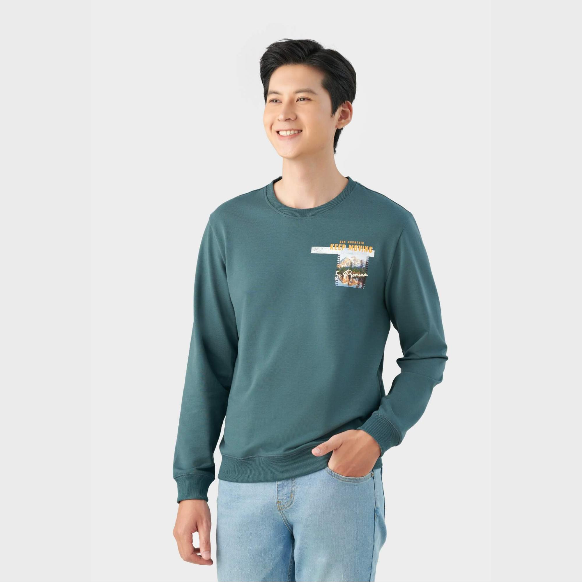 Áo nỉ dài tay màu xanh cổ vịt là lựa chọn hoàn hảo cho mùa thu đông, mang lại vẻ ngoài gần gũi, hòa đồng cho người Giáp Thìn 1964.