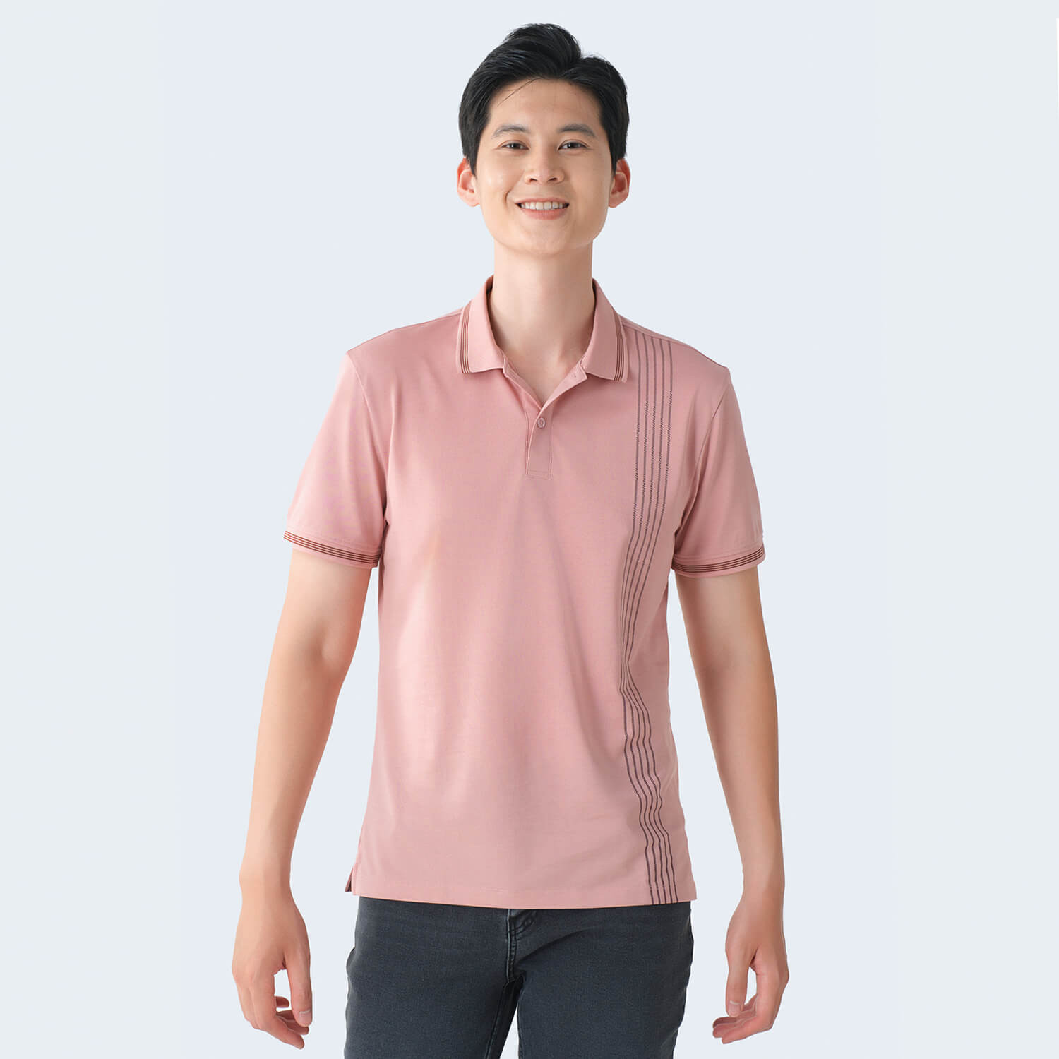 Áo polo màu hồng nhạt phối cùng họa tiết thêu nhẹ nhàng tạo nên vẻ ngoài trẻ trung, tinh tế cho người mệnh Hỏa Giáp Thìn 1964.