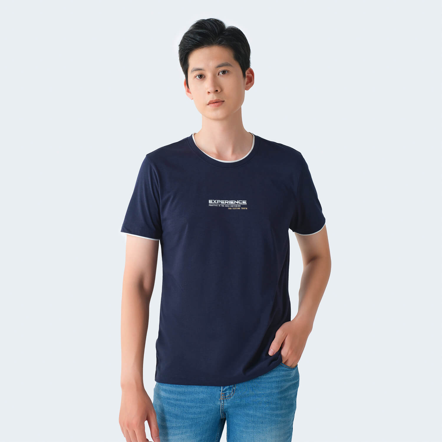 Áo thun ngắn tay cổ tròn màu tím than tối đơn giản, thoải mái, giúp người mệnh Hỏa tiết chế tính nóng nảy.