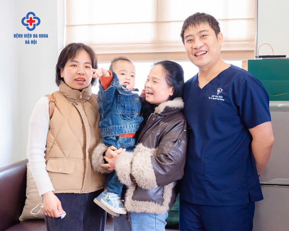 Bác sĩ IVF chụp ảnh cùng gia đình và em bé, tượng trưng cho hành trình chào đón con yêu thành công