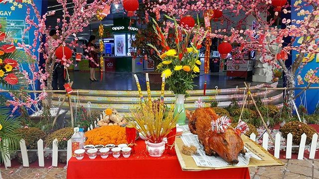 Bàn cúng lễ đầu năm với hương khói nghi ngút, chuẩn bị cho bài văn khấn cầu an