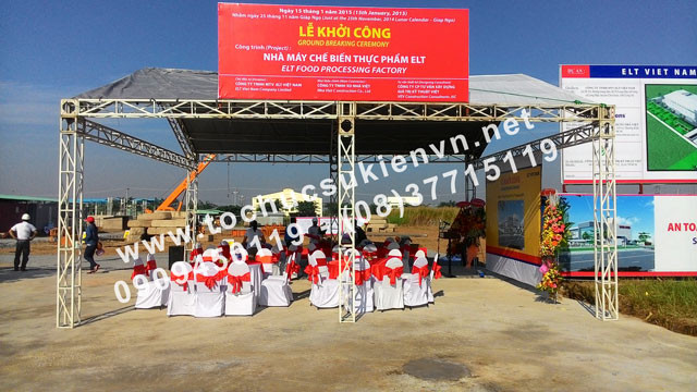 Bàn thờ cúng động thổ với các vật phẩm trang trọng
