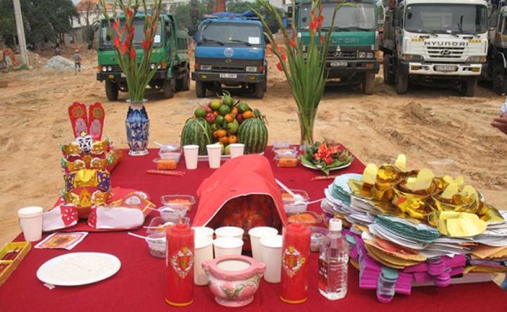 Bàn thờ cúng Thổ Địa với lễ vật đầy đủ, chuẩn bị cho văn khấn cúng đất đầu năm