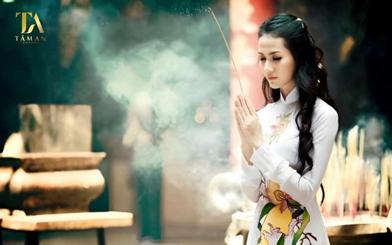 Bàn thờ được trang trí cẩn thận cho nghi lễ cầu duyên tại nhà