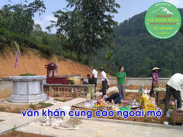 Bàn thờ gia tiên được bài trí trang nghiêm với lễ vật cúng cáo trước ngày giỗ, chuẩn bị cho lễ Tiên Thường.