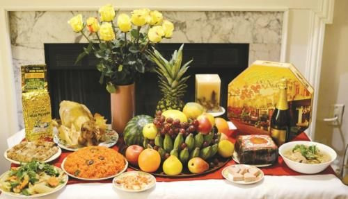 Bàn thờ gia tiên trang trọng với mâm lễ cúng đầu năm tươm tất, thể hiện lòng thành kính