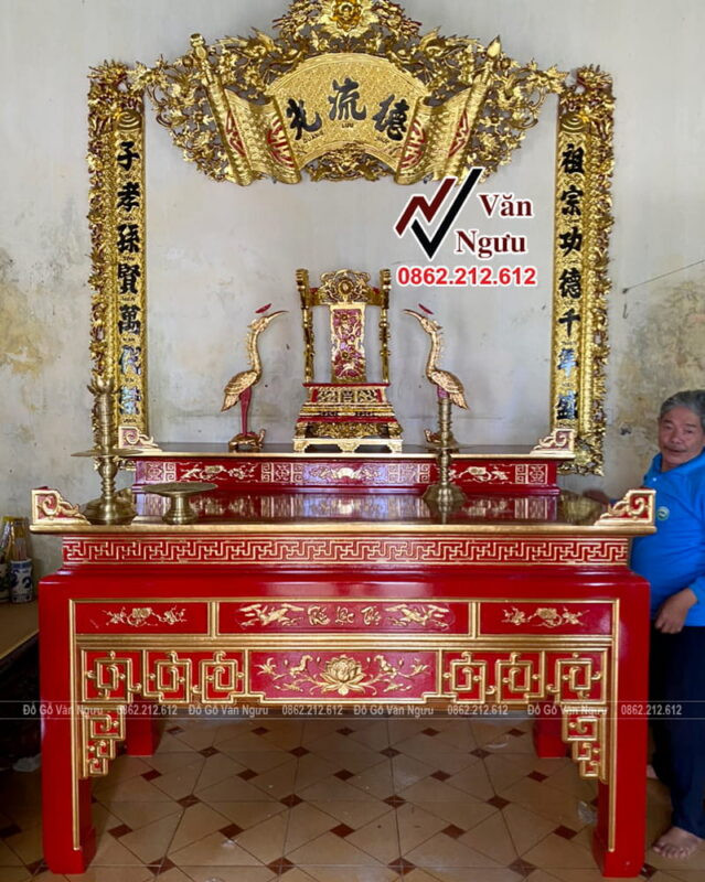 Bàn thờ gỗ đẹp mới được sắp đặt trong lễ cúng thay bàn thờ mới