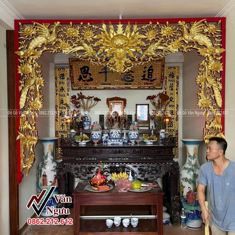 Bàn thờ gỗ được chạm khắc tinh xảo