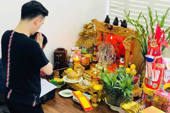 Bàn thờ Ông Địa Thần Tài với các lễ vật cúng cơ bản