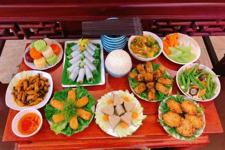 Bày trí mâm cỗ chay cúng rằm tháng 7 đẹp mắt và trang nghiêm