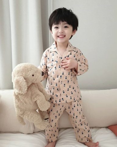 Bé trai thông minh, sáng dạ biểu tượng cho ý nghĩa tên Minh Khang