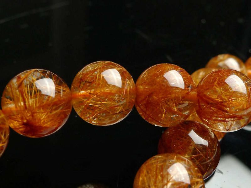 Bộ sưu tập trang sức thạch anh tóc đỏ đa dạng, phù hợp với các mệnh trong phong thủy