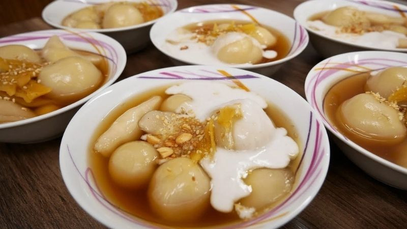 Chè trôi nước là một phần không thể thiếu trong mâm cúng của người miền Nam