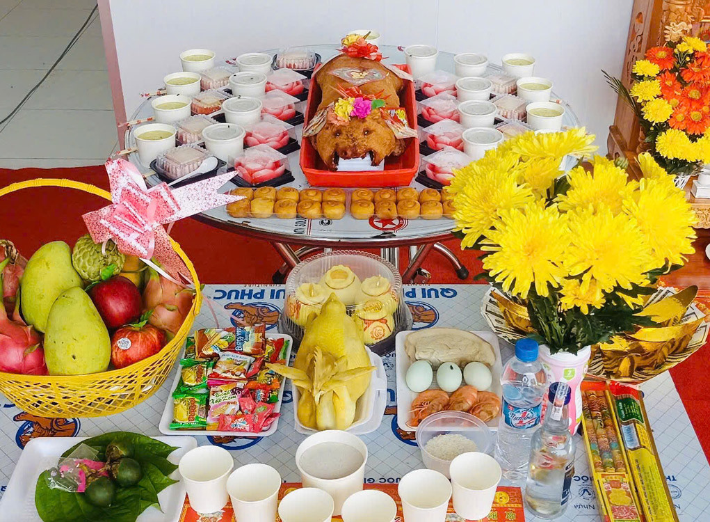 Chi tiết mâm cúng động thổ đầy đủ vật phẩm như nhang đèn, trái cây và trầu cau, thể hiện lòng thành kính