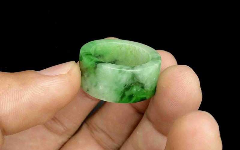 Chiêm ngưỡng viên ngọc cẩm thạch xanh chất lượng cao, với độ trong và màu sắc tươi sáng.