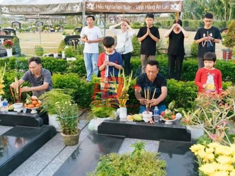 Chuẩn bị đầy đủ lễ vật cho mâm cúng văn khấn thắp hương ngoài mộ trang trọng