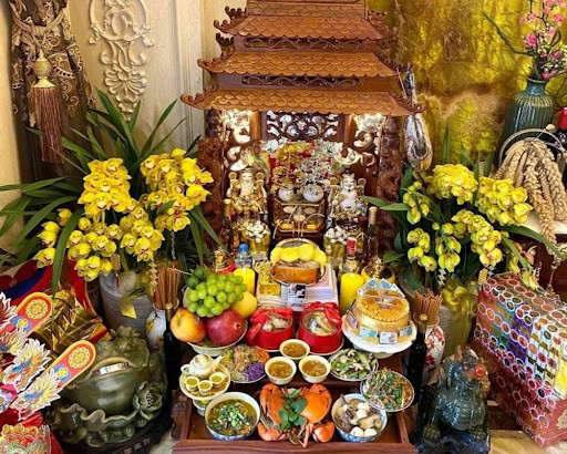 Chuẩn bị lễ vật và nước ngũ vị để bao sái bàn thờ Thần Tài