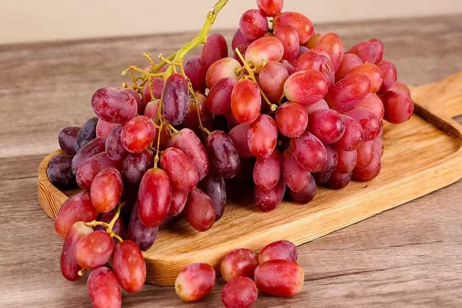 Chùm nho tím căng mọng trên bàn thờ, biểu tượng cho sự sinh sôi, phát triển và tài lộc dồi dào khi cúng ông Địa.