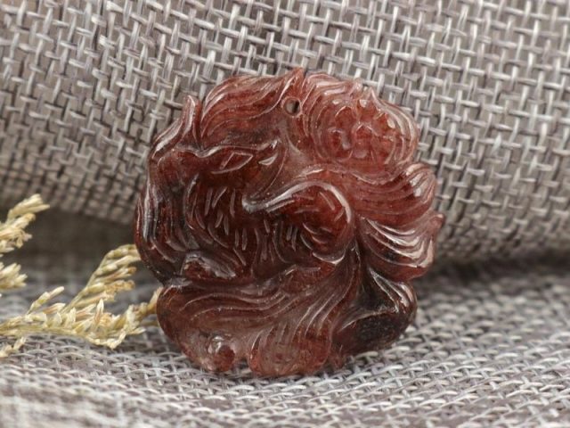 Đá thạch anh tóc đỏ tự nhiên với những sợi tóc rutile bên trong, mang năng lượng phong thủy mạnh mẽ