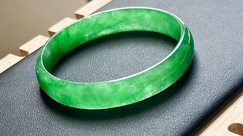 Dây chuyền và vòng tay từ ngọc cẩm thạch xanh, mang lại may mắn cho người hợp mệnh.