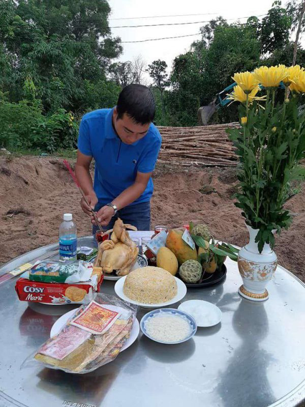 Gia chủ thành tâm chuẩn bị và thực hiện nghi lễ cúng khởi công sửa nhà, cầu mong mọi sự hanh thông.