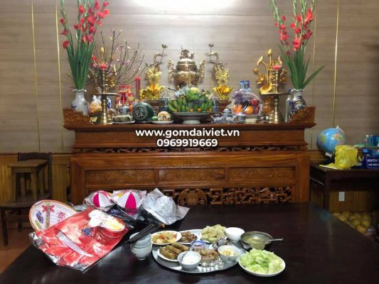 Gia chủ thành tâm thắp hương và đọc văn khấn trước bàn thờ tổ tiên