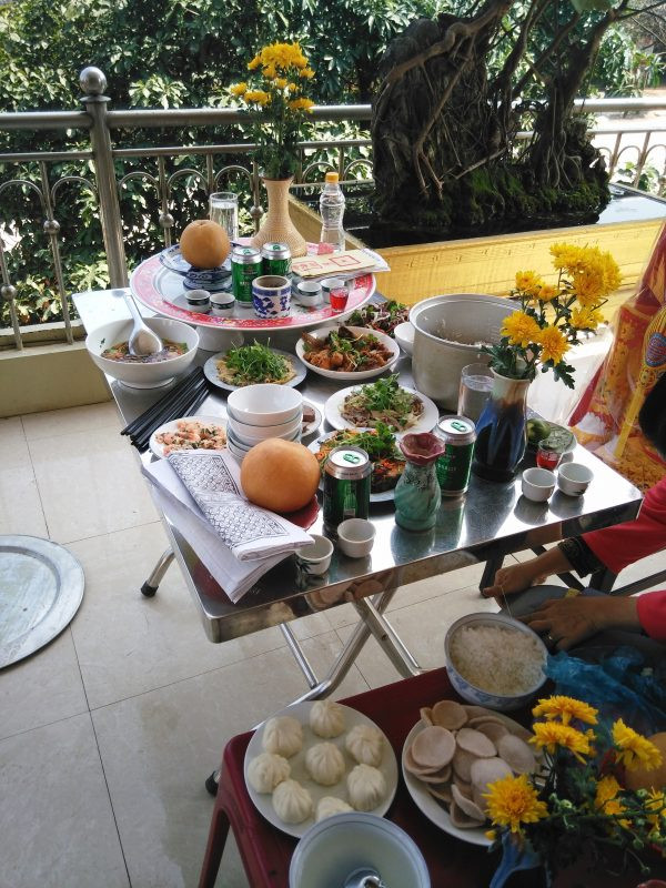 Gia chủ thành tâm thực hiện nghi lễ cúng đất đầu năm tại ban thờ