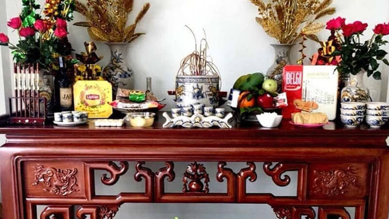 Gia chủ thành tâm thực hiện nghi lễ cúng mùng 1 Tết Ất Tỵ