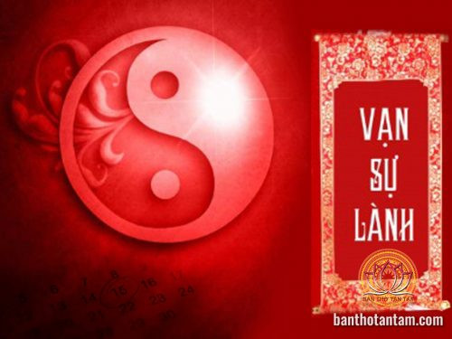 Gia chủ xem lịch vạn niên để chọn ngày tốt cúng nhà mới