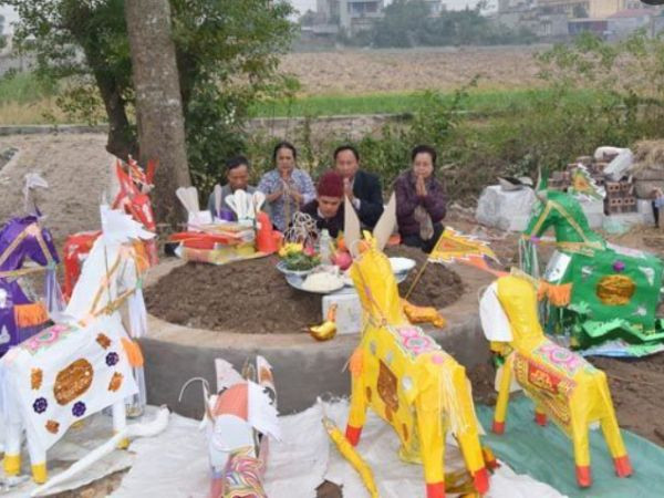 Gia đình chuẩn bị mâm cúng trang trọng cho lễ sửa mộ, thể hiện lòng thành kính