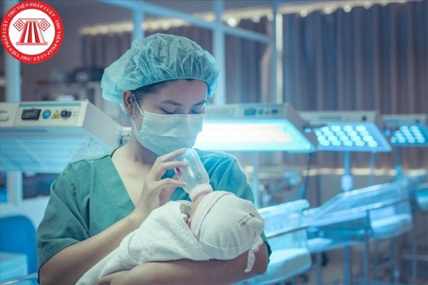 Gia đình hạnh phúc đón bé sinh con năm 2026 là mệnh gì